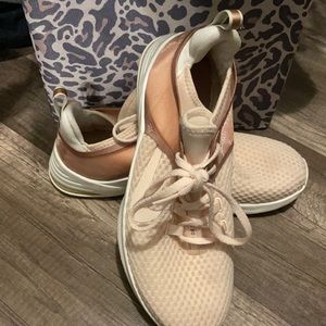 Light pink Nike air tennis shoes. Worn once!